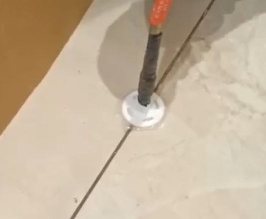 黎平瓷砖空鼓维修公司专业解答瓷砖在铺贴过程中，如果没有涂抹均匀到位的粘结材料（如水泥砂浆或瓷砖胶），可能会导致以下问题